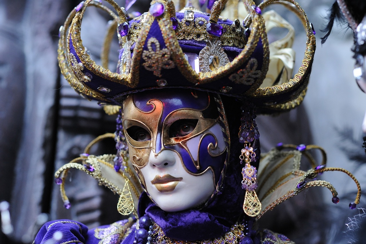 Mas no século XV, as máscaras foram devidamente reconhecidas pela Sereníssima. Assim, os artesãos que faziam as peças de papel machê se tornaram ainda mais conhecidos em Veneza. Atualmente, as máscaras seguem sendo um dos principais adereços nas fantasias do carnaval. Reprodução: Flipar