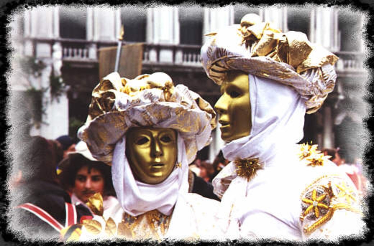 Até 1979, quase dois séculos depois, o carnaval ainda era praticamente proibido, com festas liberadas somente em casas privadas e nas ilhas de Murano, Burano e Torcello. Mas um grupo de foliões teve coragem de sair às ruas com máscaras ainda mais elaboradas, assim como as fantasias. Reprodução: Flipar