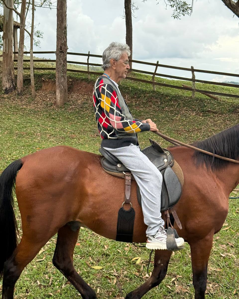 O cantor também andou a cavalo.. Foto: Reprodução/@caetanoveloso