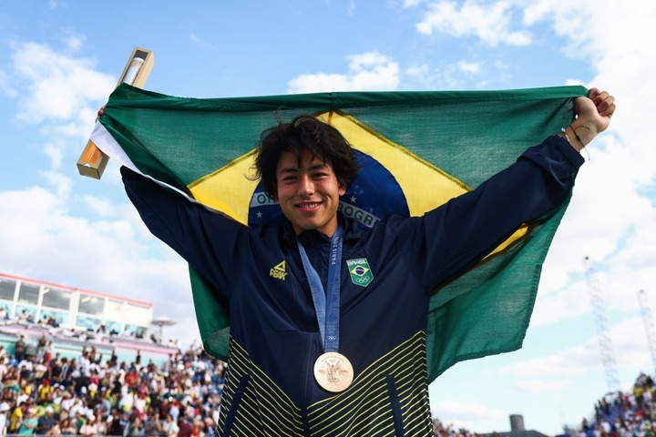Na capital francesa, Augusto Akio ficou com o bronze no park masculino, dando ao Brasil a quinta medalha do skate na história olímpica. Reprodução: Flipar
