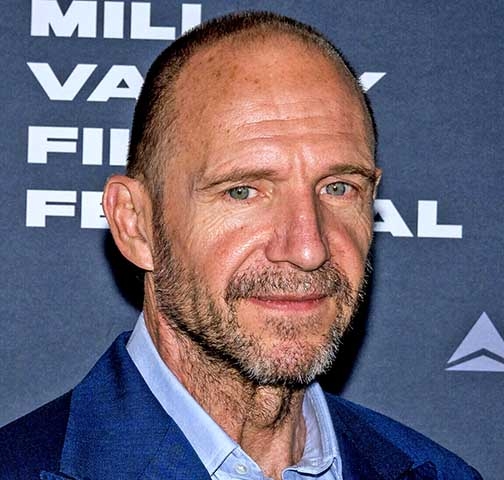 Ralph Fiennes - O ator de “Conclave” tem olhos azuis claros que às vezes parecem verdes ou cinzas dependendo da luz. Muitas publicações dizem que ele tem heterocromia, mas ele jamais falou a respeito.
 Reprodução: Flipar
