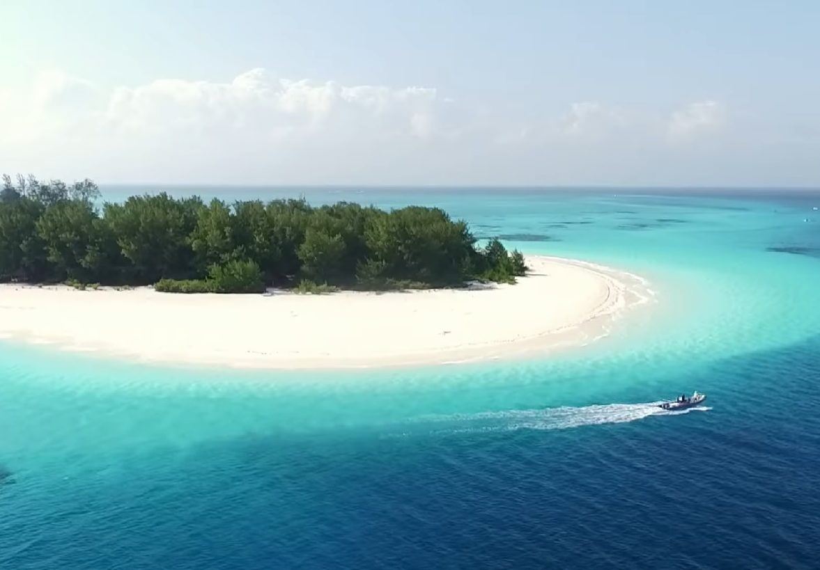 4) Ilha Mnemba (Zanzibar, Tanzânia): A ilha é de propriedade privada e apenas os hóspedes do Mnemba Island Lodge têm acesso à praia. A ilha também é cercada por um recife de coral vibrante, tornando-a um destino ideal para mergulho e snorkel. Reprodução: Flipar