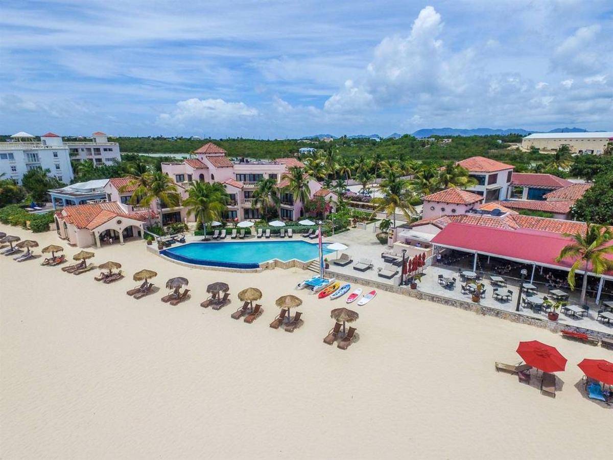 Considerado um dos melhores hotéis do mundo, o Frangipani Beach Resort possui praias pricvativas e uma arquitetura sofisticada. Foto: Reprodução