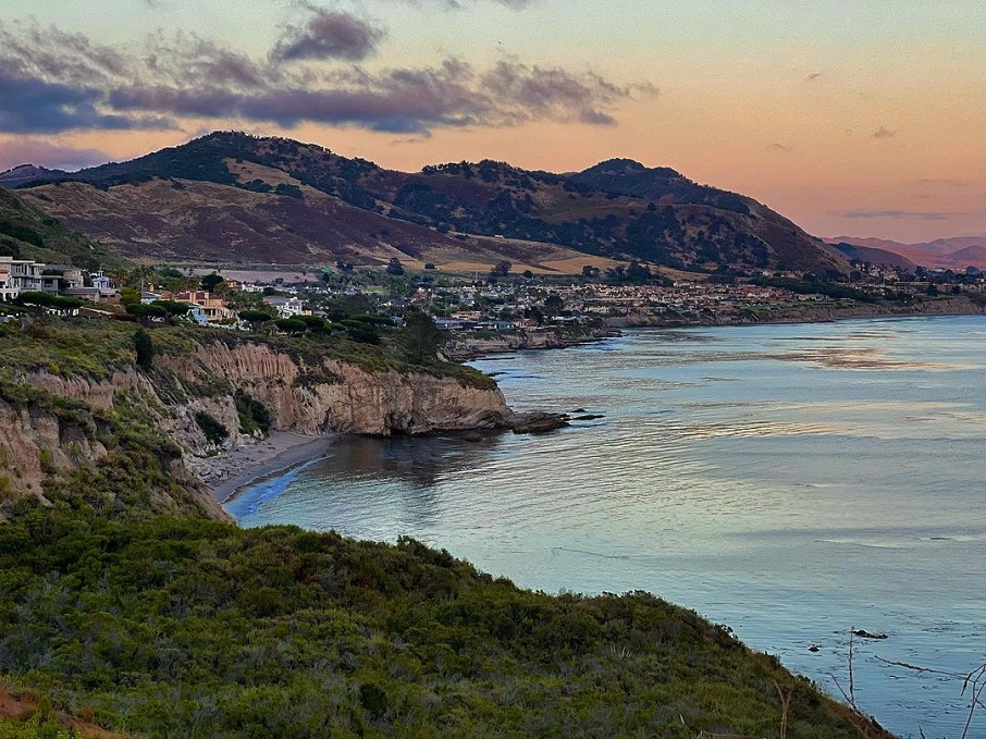 Vista da praia Pirate’s Cove, em Malibu, na Califórnia (EUA). Foto: Reprodução/Instagram 21.07.2023