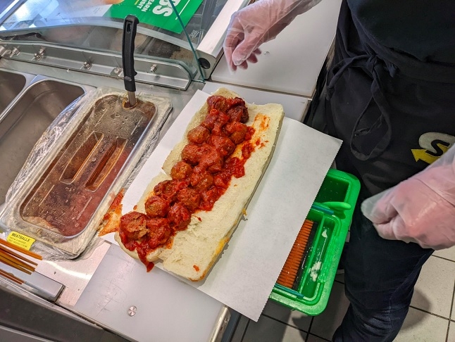 Relatos de ex e atuais empregados, compartilhados em fóruns como o Reddit, revelam que alguns restaurantes não seguem a prática de descartar as almôndegas não utilizadas no fim do dia. Reprodução: Flipar