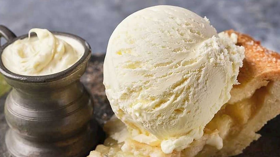 10º - Sorvete de creme coagulado (Inglaterra): É um sorvete tradicional britânico associado à Cornualha, embora seja vendido em supermercados em todo o Reino Unido. Este sorvete é feito com leite integral da Cornualha, ovos e creme de leite. A utilização do creme coagulado da Cornualha confere ao sorvete um sabor único e uma consistência aveludada. Reprodução: Flipar