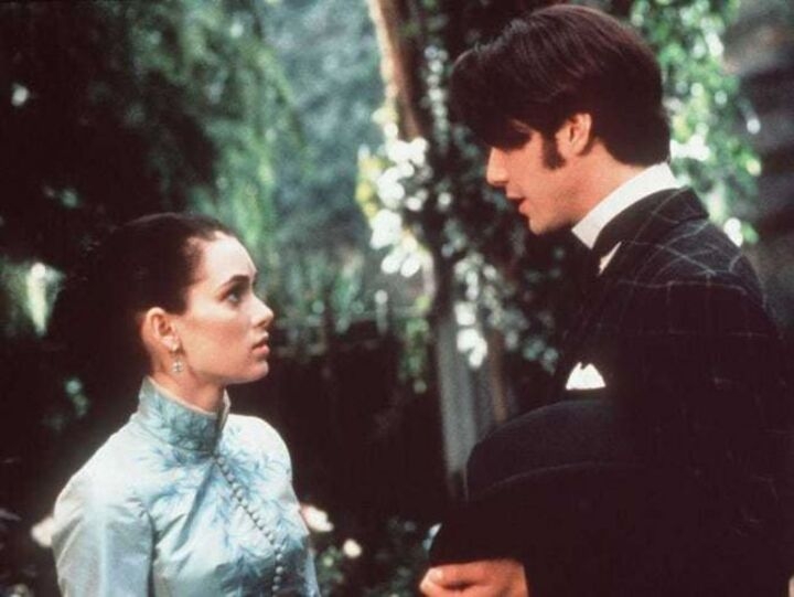 A explicação remonta ao filme “Drácula de Bram Stoker” (1992), de Francis Ford Coppola, quando Reeves e Winona interpretaram o casal Jonathan e Mina Harker. 

 Reprodução: Flipar