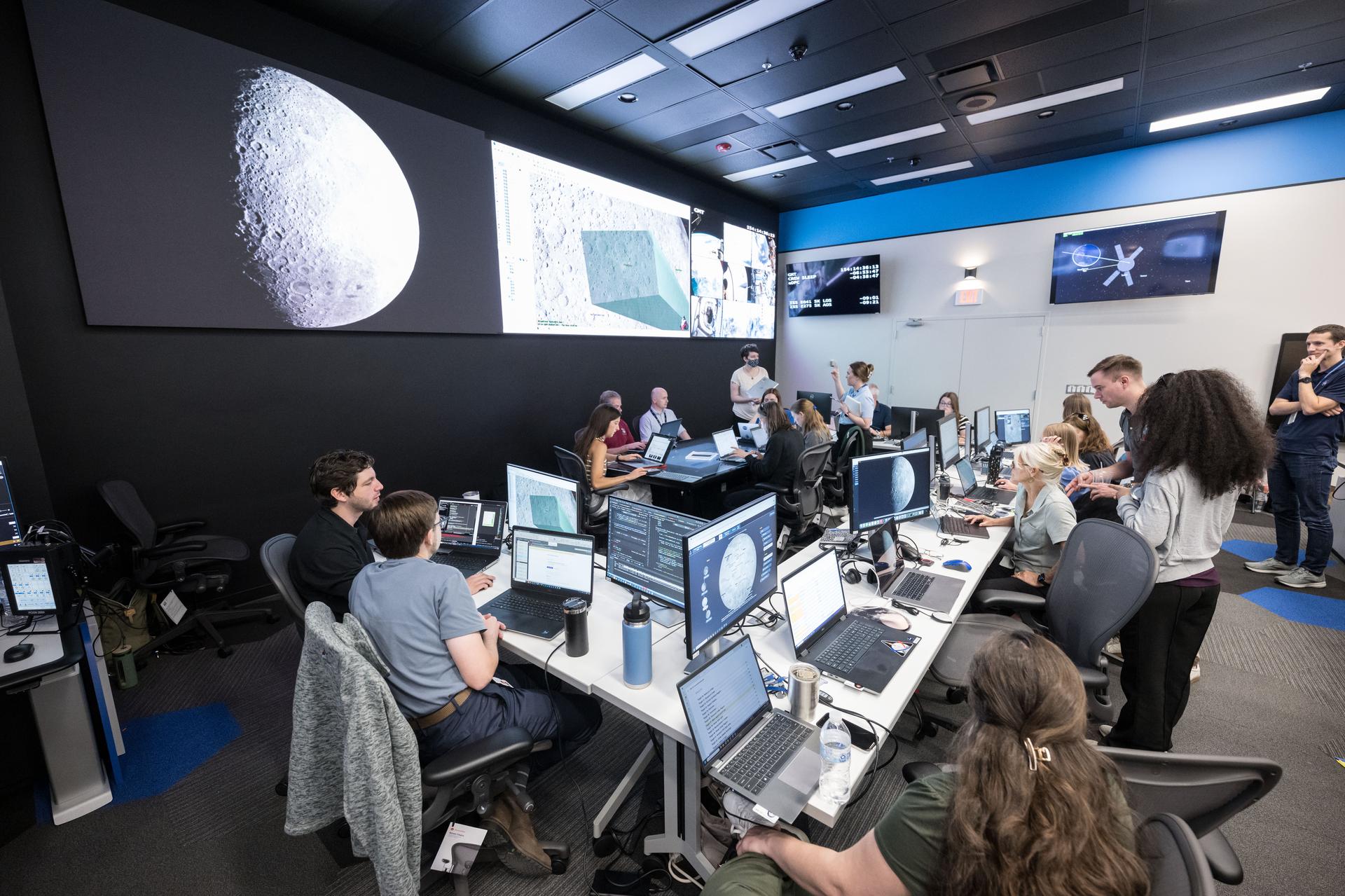 A equipe científica da Artemis II realiza uma simulação de observações lunares na nova Sala de Avaliação Científica (SER), que dá suporte direto ao Controle da Missão.. Foto: Robert Markiwitz / NASA-JSC