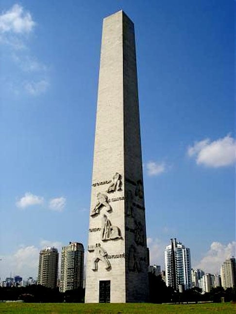 Obelisco do Ibirapuera - É um monumento funerário criado pelo arquiteto ítalo-brasileiro Galileo Ugo Emendabili, com 72m de altura. Abriga os corpos de estudantes mortos na Revolução Constitucionalista de 1932 e de outros 713 ex-combatentes. Reprodução: Flipar