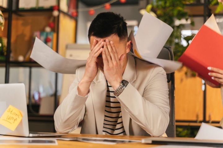 A Síndrome de Burnout, também conhecida como Síndrome do Esgotamento Profissional, é um distúrbio emocional que se origina do excesso de estresse crônico no ambiente de trabalho. Reprodução: Flipar