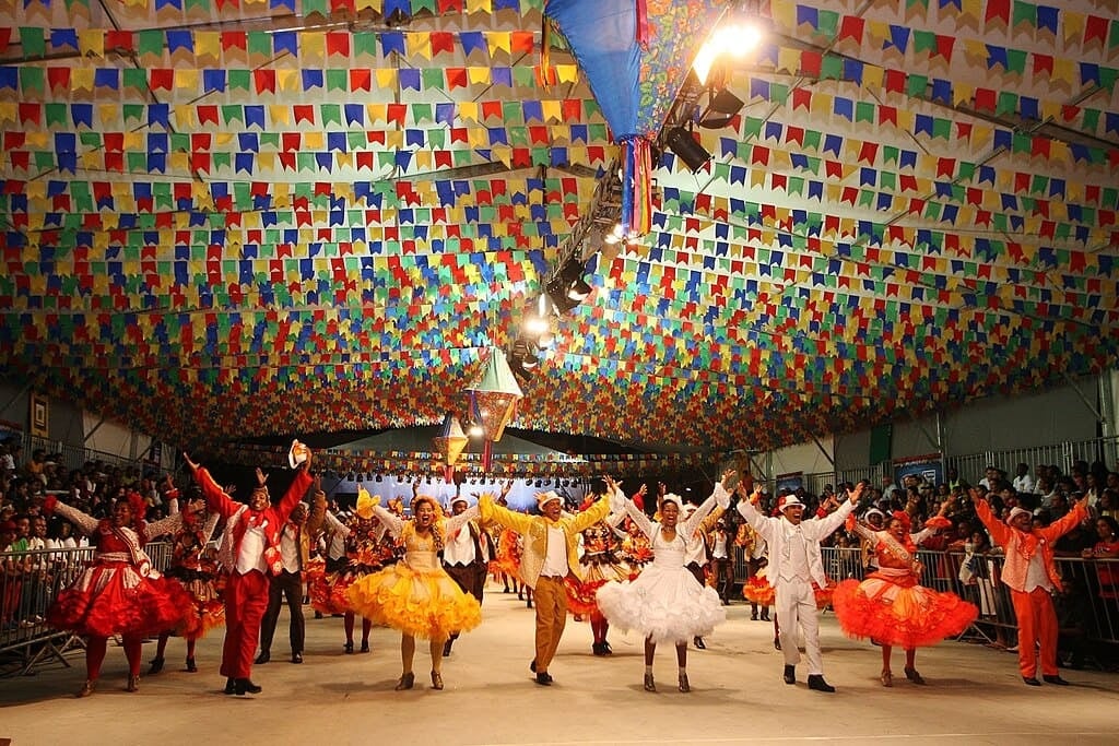 Historiadores apontam que as festas realizadas no Brasil têm origem em celebrações pagãs que ocorriam na Europa, séculos atrás, para comemorar o solstício de verão, em 24 de junho, com a fartura na colheita.  Reprodução: Flipar