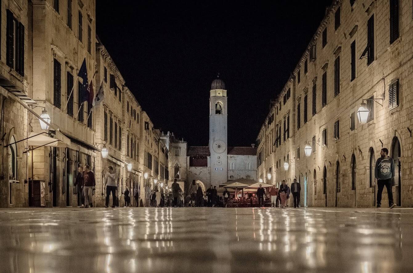 Stradun, rua pavimentada com calcário em Dubrovnik. Foto: Locationscout/Reprodução