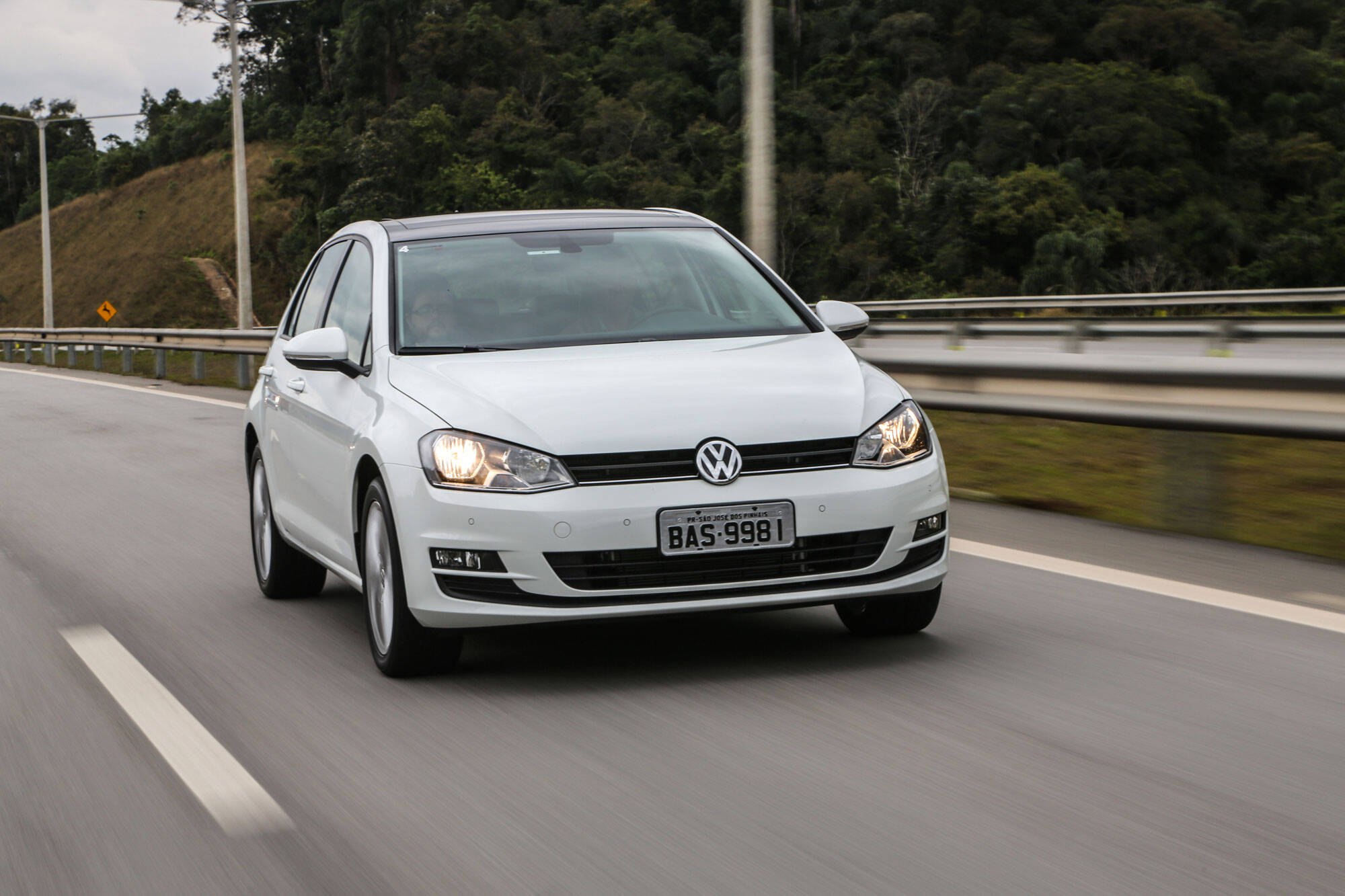 Esqueça o motor 1.6, o Volkswagen Golf 1.0 TSI é a verdadeira versão de entrada do hatch médio, por R$ 74.990.. Foto: Divulgação/Volkswagen