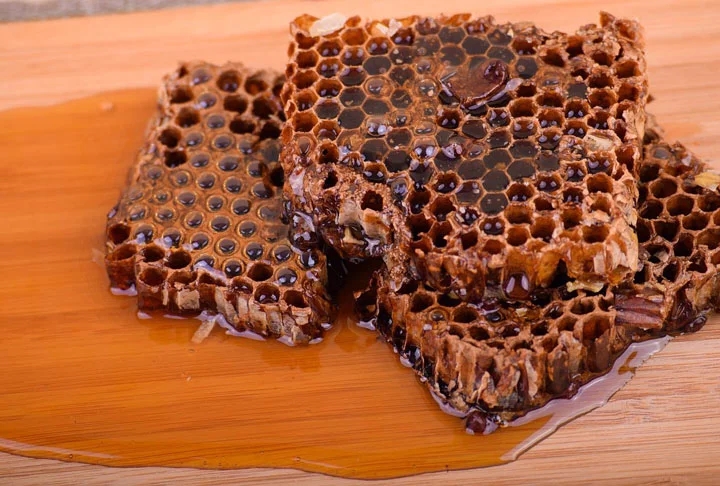 Rico em proteínas, o favo de mel pode ser adicionado com sucesso a uma dieta saudável e nutritiva. É importante ter em mente que a cera de favo de mel pode ser consumida a qualquer hora do dia, com pratos doces ou salgados. Além de ser anti-inflamatório e auxiliar a digestão Reprodução: Flipar