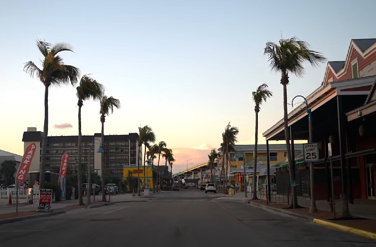 Nascido em Fort Myers (foto), Flórida, Wilson é fruto de uma relação entre dois adolescentes. Ele foi entregue para a adoção pelos pais biológicos quando ainda era pequeno e foi adotado por Candy e Steve Wilson. Reprodução: Flipar