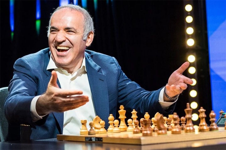 Garry Kasparov - Nascido no Azerbaijão ( então URSS), 58 anos, foi o jogador mais novo a ser campeão mundial (1985), aos 22 anos. Recordista do Chess Oscar, o Oscar do Xadrez (11 vezes). Campeão mundial cinco vezes (1985/86/87/90/93), atuando entre 1976 e 2005. É escritor e ativista político. Reprodução: Flipar