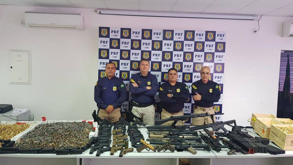 PRF apreende arsenal de guerra na Via Dutra, em Seropédica