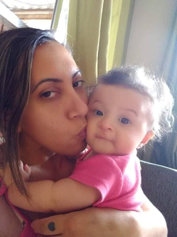 A servidora pública Juliana Azevedo, de 39 anos, segurando a filha Ayla Sales Azevedo Nascimento, hoje com seis meses de vida.. Foto: Arquivo pessoal