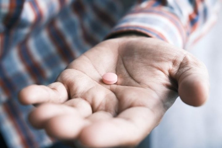 O uso oral do minoxidil é uma questão que se tornou controversa recentemente. Enquanto a Sociedade Brasileira de Dermatologia (SBD) recomenda uma prescrição criteriosa para casos selecionados de alopecia, a Sociedade Brasileira de Tricologia (SBTri) contraindica seu uso.  Reprodução: Flipar