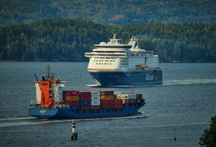 De acordo com dados do Banco Mundial, 90% do comércio global é feito por transporte marítimo. Localizam-se no continente asiático 20 dos 30 portos de maior movimento no planeta. 

 Reprodução: Flipar