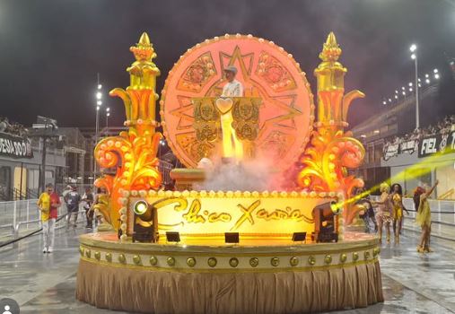 Carro alegórico em homenagem a Chico Xavier. Foto: Reprodução/Felipe Araújo/Liga-SP