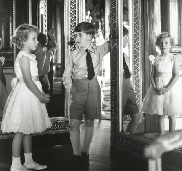 Jovem princesa Anne e rei Charles no oitavo aniversário do príncipe Lord Wnowdon