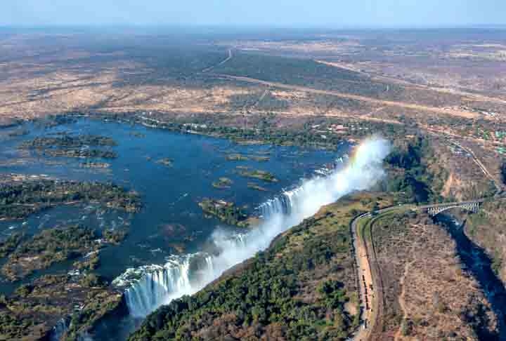 8º - Victoria Falls National Park (Zimbabwe) - 5.40 - Fica no noroeste do país, protege a margem sul e leste do Rio Zambeze, na área das mundialmente famosas Cataratas Vitória. Estende-se ao longo do rio desde o maior Parque Nacional, cerca de 6 km acima das cataratas, até cerca de 12 km abaixo. Reprodução: Flipar