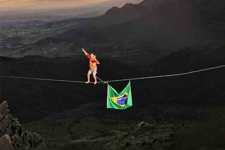 Em 2012, na África do Sul, Caio já havia se tornado o primeiro brasileiro a fazer uma travessia de highline no estilo free solo. 
 Reprodução: Flipar