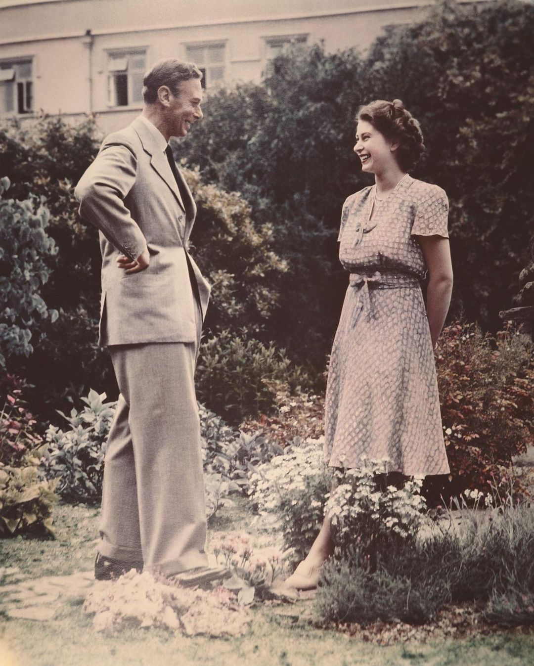 Elizabeth II com o pai, Jorge VI, em  1946. Foto: Divulgação/Buckingham Palace