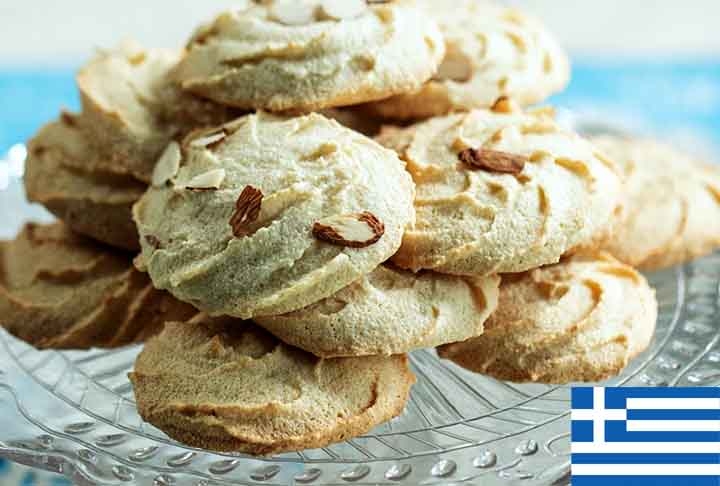 11º) Amygdalotá (Grécia): Esse são biscoitos doces tradicionais feitos com amêndoas moídas, açúcar e clara de ovo. Eles têm uma textura macia e são moldados em pequenas formas de amêndoa ou ocasionalmente cobertos com açúcar de confeiteiro. Reprodução: Flipar