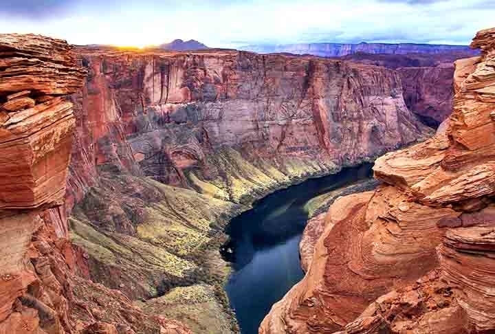 Essa imensa fenda na crosta terrestre, esculpida pelo rio Colorado ao longo de milhões de anos, é um verdadeiro testemunho da força da natureza e da história geológica da Terra. Reprodução: Flipar