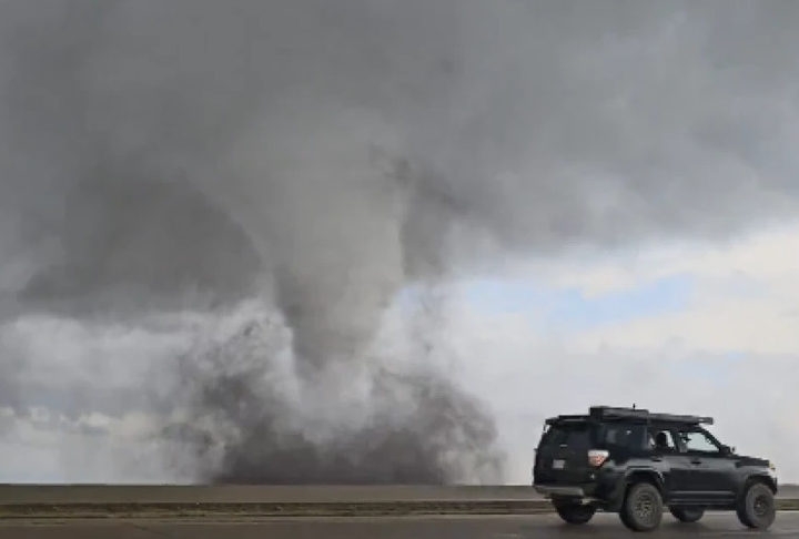 Os tornados, por sua vez, costumam ser muito mais intensos do que furacões. Isso porque, enquanto furacões podem cobrir áreas vastas, como um estado, os tornados têm diâmetros que dificilmente ultrapassam algumas centenas de metros. Reprodução: Flipar
