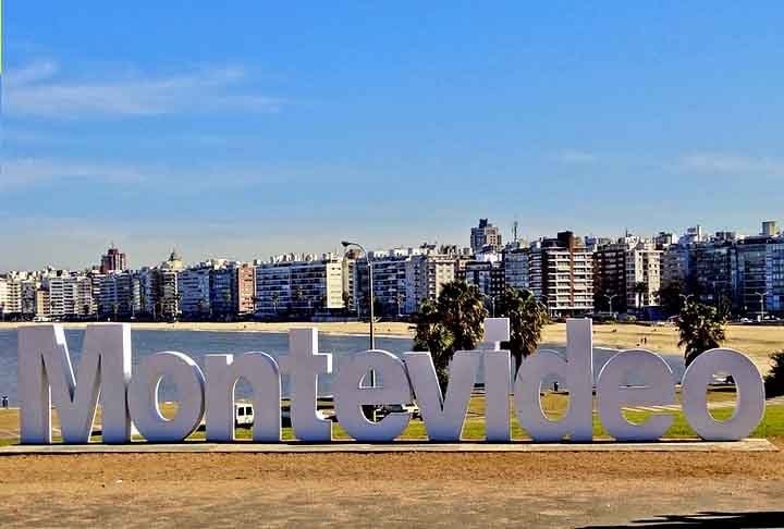 Localizado no bairro Pocitos, o famoso letreiro foi instalado na cidade pela primeira vez quando a capital uruguaia foi sede da Assembléia de Governadores do Banco Interamericano de Desenvolvimento (BID), em março de 2012. Dois anos depois, foi inaugurado de forma fixa, com concreto sobre uma base de cimento, com 15 metros de comprimento por 2 de altura.  Reprodução: Flipar
