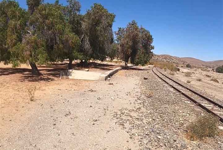 Água Amarga era servida pela estação Longitudinal Norte homônima, que possuía uma plataforma de passageiros e uma de carga. Isso demonstrava a sua importância para a atividade mineira do setor. Em 1969, a estação continuou a prestar serviços e a aparecer nos mapas oficiais.  Reprodução: Flipar