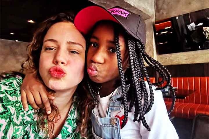 Leandra foi casada com o cantor pernambucano José Paes de Lira, o Lirinha, de 2003 a 2010.  Posteriormente, casou-se com o ativista e gestor cultural Alê Youssef, com quem teve uma filha adotiva, Júlia Leal Youssef, nascida em 2014. 
 Reprodução: Flipar