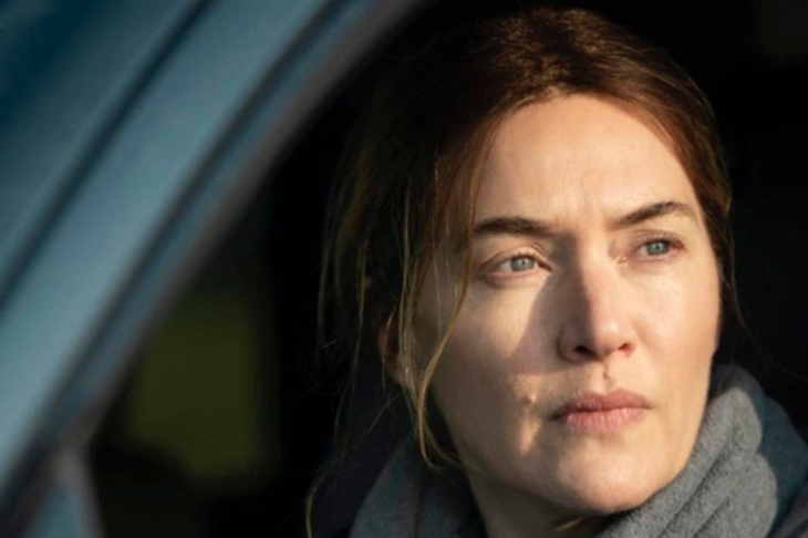 Entre os trabalhos mais recentes de Winslet destaca-se o papel da protagonista na minissérie da HBO “Mare of Easttown”, uma detetive que investiga um assassinato no subúrbio da Filadélfia, no estado da Pensilvânia. O desempenho rendeu a ela mais um Globo de Ouro e outras premiações.
 Reprodução: Flipar