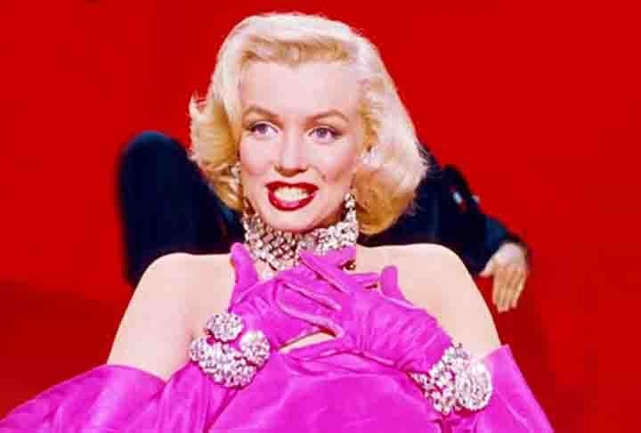 Marilyn Monroe, outra lenda do cinema, também foi vista usando joias brilhantes e glamourosas, muitas das quais eram da Swarovski. Ela é lembrada por sua beleza estonteante e glamour, e suas escolhas de joias refletiam sua imagem icônica. Reprodução: Flipar