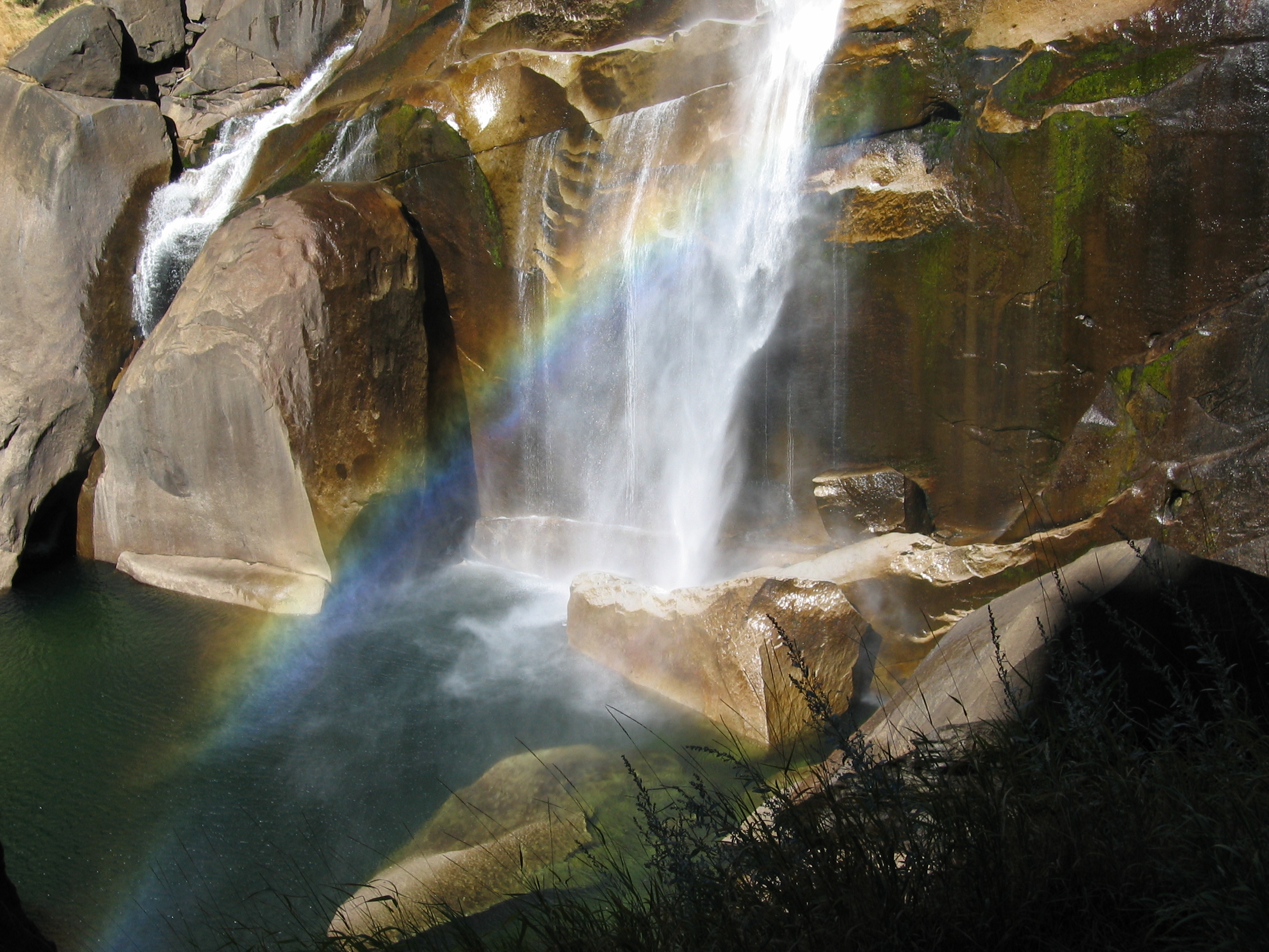 Arco-íres em na cachoeira de Vernal, Parque Nacional Yosemite. Foto: Divulgação / Parque Nacional Yosemite