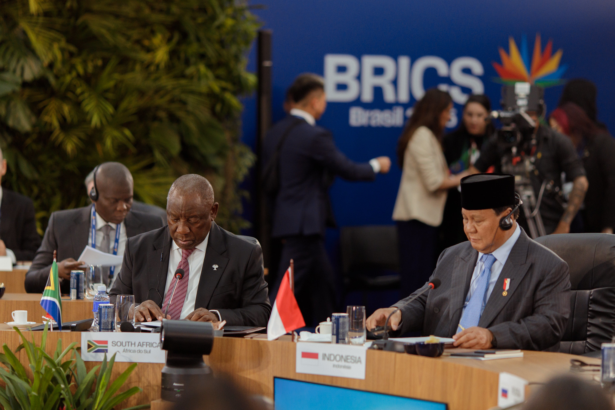Líderes da Indonésia e África do Sul escutaram o discurso do presidente Lula. Foto: Isabela Castilho | BRICS Brasil