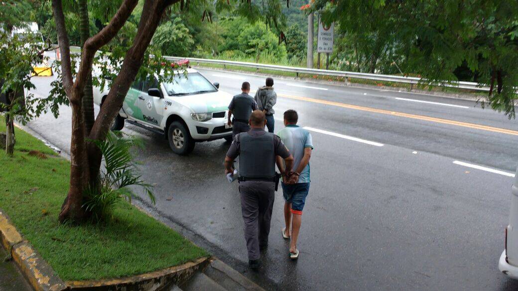 Três homens foram detidos e encaminhados para o DP de Caraguatatuba . Foto: Polícia Militar Ambiental - Palmitos