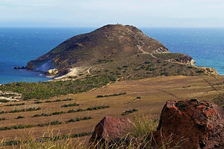 Localizado a cerca de 30 km a leste de Almería, o Parque Natural de Cabo de Gata-Níjar é uma reserva natural de paisagens vulcânicas, enseadas escondidas e biodiversidade marinha. Reprodução: Flipar