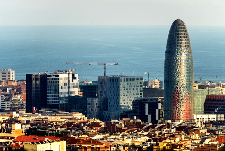 Com relação à economia, Barcelona é um importante centro financeiro e a quarta área mais rica da Espanha em renda per capita. A indústria gera quase 30% do produto interno bruto total (PIB) da região. Os ramos de energia, metalurgia e química são responsáveis por 47% da produção industrial. Reprodução: Flipar