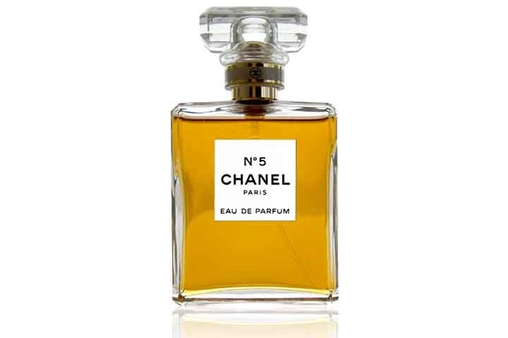 Em 1921, ela lançou o Chanel Nº 5, primeiro perfume a levar o nome de uma estilista e até hoje um dos mais vendidos do mundo.
 Reprodução: Flipar