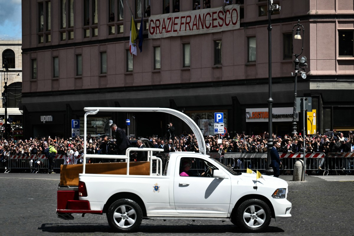 Cortejo do caixão do papa Francisco pelas ruas de Roma, Itália. Foto: AFP