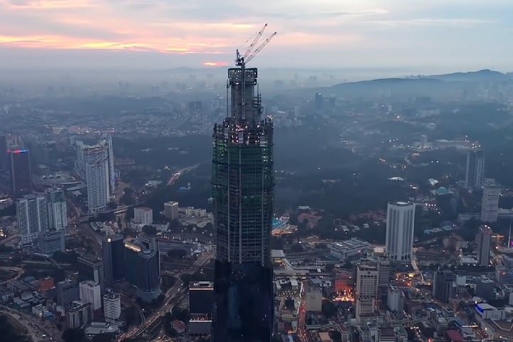 Atualmente, estima-se que seria preciso investir cerca de US$ 10 bilhões (R$ 57,1 bilhões) para finalizar o projeto. O futuro da torre ainda é uma incógnita, já que as obras foram totalmente paralisadas. Reprodução: Flipar