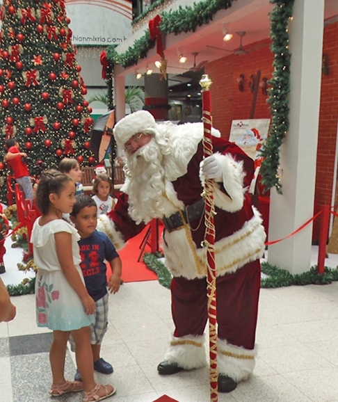 O Natal, além do simbolismo religioso, movimenta a economia. E a atividade de Papai Noel abre espaço para trabalhos temporários em todo o país.  Segundo o ator e diretor Limachem Cherem, coordenador do curso, um Papai Noel pode ganhar até R$ 20 mil num período de 40 a 50 dias de trabalho.  Reprodução: Flipar