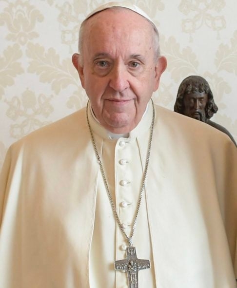 O Papa Francisco nasceu em 17 de dezembro de 1936 e foi batizado como Jorge Mario Bergoglio. Ele é o 266º Papa da Igreja Católica e líder mundial da Igreja desde março de 2013, quando sucedeu o Papa Bento XVI, que renunciou ao posto. Reprodução: Flipar