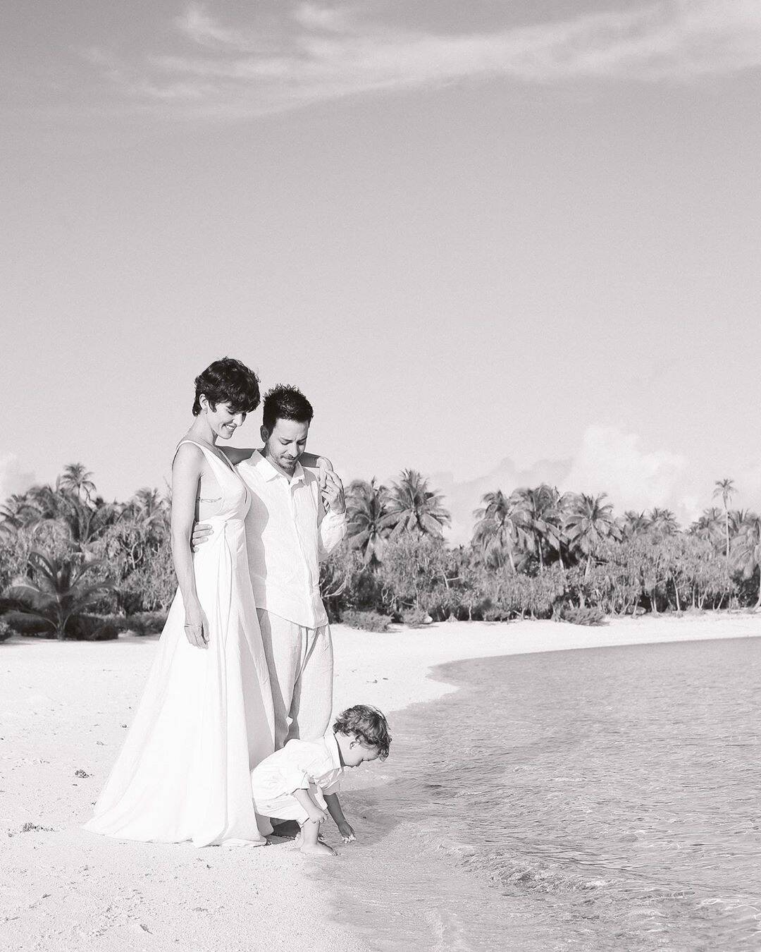 Em cerimônia discreta, Junior Lima e Monica Benini se casam pela segunda vez. Eles celebraram o amor na Polinésia francesa na companhia do filho Otto. . Foto: Reprodução/Instagram