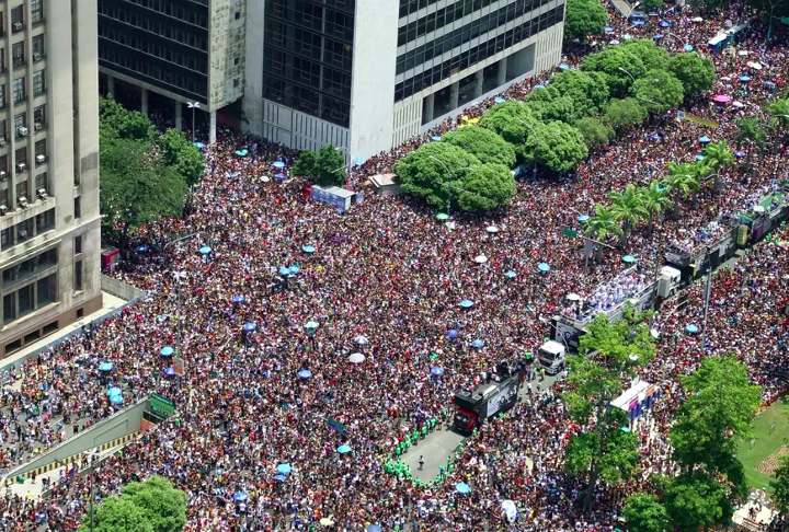 Anualmente, o Bola Preta atrai uma multidão de centenas de milhares de pessoas, tornando-se um dos maiores blocos de Carnaval do mundo. Reprodução: Flipar