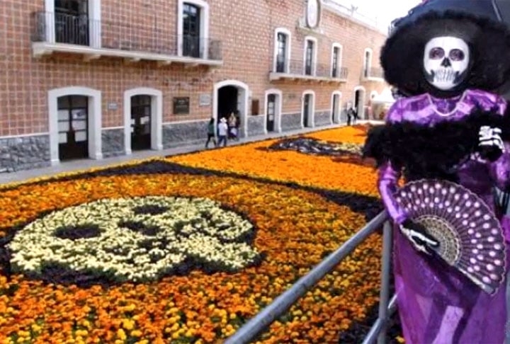 A comemoração do ciclo da vida e da morte seria uma herança dos astecas, povos que faziam cerimônias exibindo crânios de parentes mortos. Com o tempo, a cerimônia ganhou elementos católicos, mas manteve a base que é a celebração dos ancestrais.  Reprodução: Flipar